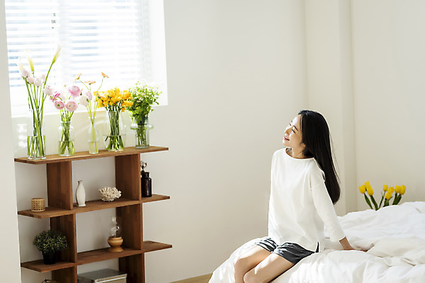 포토 JPG 우먼라이프 여자 창문 휴식 선반 실내 한명 미소 앉기 상반신 20대 성인 옆모습 뷰티 한국인 침대 의료성형뷰티 싱글라이프 성인여자한명만 국내포토 1 라이프스타일 뷰포인트 가구 컨셉 모션 표정 사람 동양인 청년 내부 여자한명만 성인여자만 파일형식