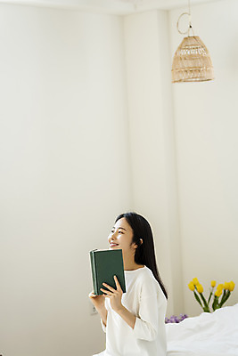 포토 JPG 우먼라이프 여자 휴식 실내 한명 미소 들기 상반신 20대 성인 옆모습 책 뷰티 한국인 의료성형뷰티 싱글라이프 성인여자한명만 국내포토 1 라이프스타일 뷰포인트 컨셉 모션 표정 사람 동양인 청년 내부 여자한명만 성인여자만 파일형식