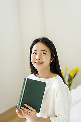 포토 JPG 우먼라이프 응시 여자 휴식 실내 한명 미소 들기 상반신 20대 성인 앞모습 아웃포커스 책 뷰티 한국인 의료성형뷰티 싱글라이프 성인여자한명만 국내포토 1 라이프스타일 시선 뷰포인트 컨셉 모션 촬영기법 표정 사람 동양인 청년 내부 여자한명만 성인여자만 파일형식