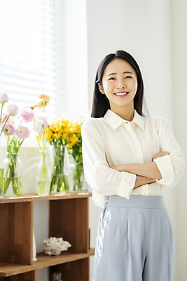 포토 JPG 우먼라이프 응시 여자 꽃 휴식 실내 한명 미소 상반신 20대 성인 앞모습 아웃포커스 뷰티 팔짱 꽃병 한국인 창가 의료성형뷰티 싱글라이프 성인여자한명만 국내포토 식물 1 라이프스타일 시선 뷰포인트 컨셉 창문 모션 촬영기법 표정 사람 동양인 청년 내부 여자한명만 성인여자만 파일형식