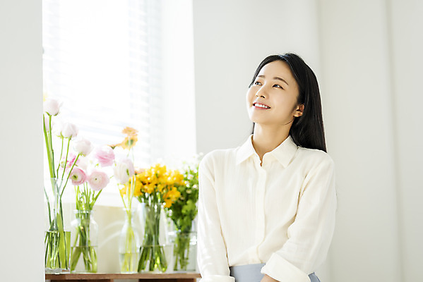 포토 JPG 우먼라이프 응시 여자 휴식 실내 한명 미소 상반신 20대 성인 앞모습 뷰티 한국인 창가 의료성형뷰티 싱글라이프 성인여자한명만 국내포토 1 라이프스타일 시선 뷰포인트 컨셉 창문 표정 사람 동양인 청년 내부 여자한명만 성인여자만 파일형식