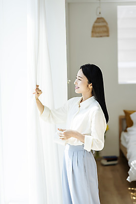 포토 JPG 우먼라이프 여자 휴식 실내 한명 미소 들기 상반신 20대 성인 옆모습 뷰티 한국인 커피잔 창가 의료성형뷰티 싱글라이프 성인여자한명만 국내포토 1 라이프스타일 커피 뷰포인트 컨셉 창문 모션 잔 표정 사람 동양인 청년 내부 여자한명만 성인여자만 파일형식