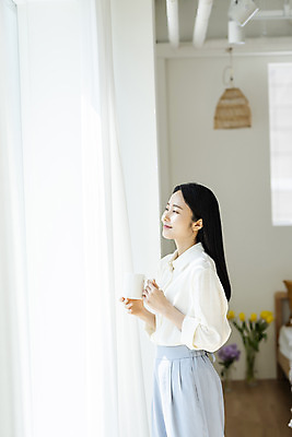 포토 JPG 우먼라이프 여자 휴식 실내 한명 미소 들기 상반신 20대 성인 옆모습 뷰티 한국인 커피잔 창가 의료성형뷰티 싱글라이프 성인여자한명만 국내포토 1 라이프스타일 커피 뷰포인트 컨셉 창문 모션 잔 표정 사람 동양인 청년 내부 여자한명만 성인여자만 파일형식