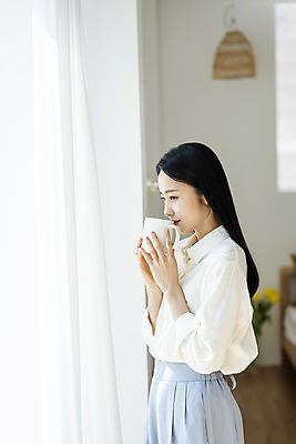 포토 JPG 우먼라이프 여자 휴식 실내 한명 들기 상반신 20대 성인 옆모습 아웃포커스 뷰티 한국인 마시기 커피잔 창가 의료성형뷰티 싱글라이프 성인여자한명만 국내포토 1 라이프스타일 커피 뷰포인트 컨셉 창문 모션 잔 촬영기법 사람 동양인 청년 내부 여자한명만 성인여자만 파일형식