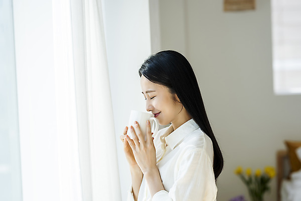 포토 JPG 우먼라이프 여자 휴식 실내 한명 미소 들기 상반신 20대 성인 옆모습 아웃포커스 뷰티 눈감음 한국인 마시기 커피잔 창가 의료성형뷰티 싱글라이프 성인여자한명만 국내포토 1 라이프스타일 커피 뷰포인트 컨셉 창문 모션 잔 촬영기법 표정 사람 동양인 청년 내부 여자한명만 성인여자만 파일형식