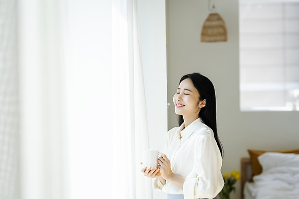 포토 JPG 우먼라이프 여자 휴식 실내 한명 미소 들기 상반신 20대 성인 옆모습 뷰티 눈감음 한국인 커피잔 창가 의료성형뷰티 싱글라이프 성인여자한명만 국내포토 1 라이프스타일 커피 뷰포인트 컨셉 창문 모션 잔 표정 사람 동양인 청년 내부 여자한명만 성인여자만 파일형식