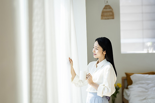 포토 JPG 우먼라이프 여자 휴식 실내 한명 미소 들기 상반신 20대 성인 옆모습 뷰티 한국인 잡기 커피잔 창가 의료성형뷰티 싱글라이프 성인여자한명만 국내포토 1 라이프스타일 커피 뷰포인트 컨셉 창문 모션 잔 표정 사람 동양인 청년 내부 여자한명만 성인여자만 파일형식