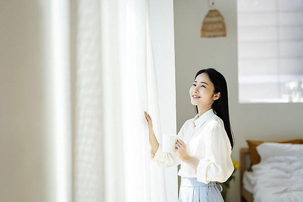 포토 JPG 우먼라이프 응시 여자 휴식 실내 한명 미소 들기 상반신 20대 성인 옆모습 뷰티 한국인 잡기 커피잔 창가 의료성형뷰티 싱글라이프 성인여자한명만 국내포토 1 라이프스타일 시선 커피 뷰포인트 컨셉 창문 모션 잔 표정 사람 동양인 청년 내부 여자한명만 성인여자만 파일형식