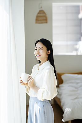 포토 JPG 우먼라이프 응시 여자 휴식 실내 한명 미소 들기 상반신 20대 성인 옆모습 뷰티 한국인 커피잔 창가 의료성형뷰티 싱글라이프 성인여자한명만 국내포토 1 라이프스타일 시선 커피 뷰포인트 컨셉 창문 모션 잔 표정 사람 동양인 청년 내부 여자한명만 성인여자만 파일형식