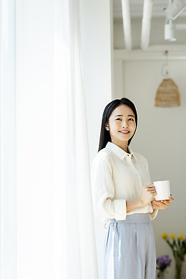 포토 JPG 우먼라이프 응시 여자 휴식 실내 한명 미소 들기 상반신 20대 성인 옆모습 뷰티 한국인 커피잔 창가 의료성형뷰티 싱글라이프 성인여자한명만 국내포토 1 라이프스타일 시선 커피 뷰포인트 컨셉 창문 모션 잔 표정 사람 동양인 청년 내부 여자한명만 성인여자만 파일형식