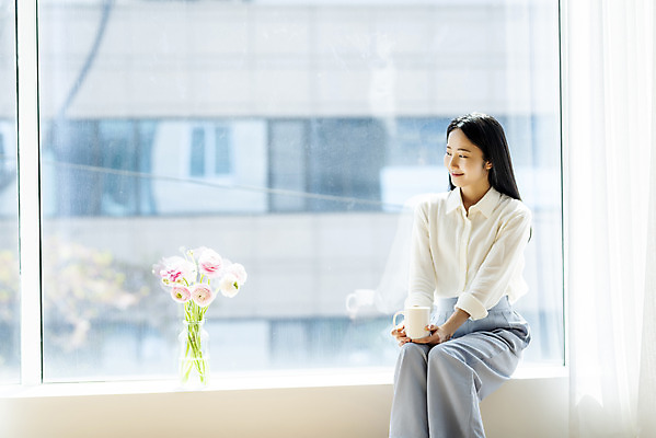 포토 JPG 주간 우먼라이프 응시 여자 창문 휴식 실내 한명 미소 앉기 상반신 20대 성인 앞모습 뷰티 꽃병 한국인 창가 라넌큘러스 의료성형뷰티 싱글라이프 성인여자한명만 국내포토 자연요소 1 라이프스타일 시선 꽃 뷰포인트 컨셉 모션 표정 사람 동양인 청년 내부 여자한명만 성인여자만 파일형식