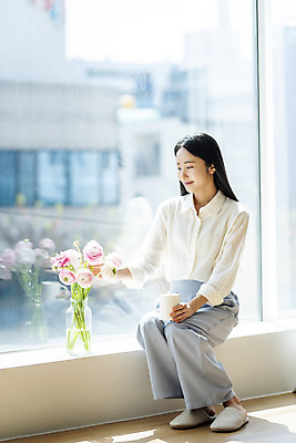 포토 JPG 주간 전신 우먼라이프 응시 여자 창문 휴식 실내 한명 미소 앉기 20대 성인 옆모습 뷰티 꽃병 한국인 머그컵 창가 라넌큘러스 의료성형뷰티 싱글라이프 성인여자한명만 국내포토 자연요소 1 라이프스타일 시선 꽃 뷰포인트 컨셉 모션 표정 사람 동양인 청년 내부 컵 여자한명만 성인여자만 파일형식