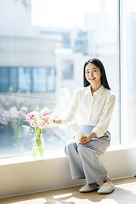 포토 JPG 주간 전신 우먼라이프 응시 여자 창문 휴식 실내 한명 미소 앉기 20대 성인 앞모습 뷰티 꽃병 한국인 머그컵 창가 라넌큘러스 의료성형뷰티 싱글라이프 성인여자한명만 국내포토 자연요소 1 라이프스타일 시선 꽃 뷰포인트 컨셉 모션 표정 사람 동양인 청년 내부 컵 여자한명만 성인여자만 파일형식