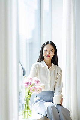 포토 JPG 주간 우먼라이프 응시 여자 창문 휴식 실내 한명 미소 앉기 상반신 20대 성인 앞모습 뷰티 꽃병 한국인 머그컵 창가 라넌큘러스 의료성형뷰티 싱글라이프 성인여자한명만 국내포토 자연요소 1 라이프스타일 시선 꽃 뷰포인트 컨셉 모션 표정 사람 동양인 청년 내부 컵 여자한명만 성인여자만 파일형식
