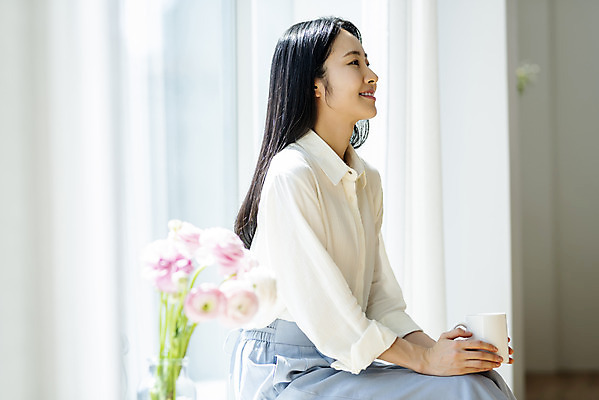 포토 JPG 주간 우먼라이프 여자 휴식 실내 한명 미소 앉기 상반신 20대 성인 옆모습 뷰티 한국인 머그컵 창가 라넌큘러스 의료성형뷰티 싱글라이프 성인여자한명만 국내포토 자연요소 1 라이프스타일 꽃 뷰포인트 컨셉 창문 모션 표정 사람 동양인 청년 내부 컵 여자한명만 성인여자만 파일형식