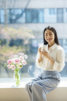 포토 JPG 주간 우먼라이프 응시 여자 창문 휴식 실내 한명 미소 들기 앉기 상반신 20대 성인 앞모습 뷰티 꽃병 한국인 머그컵 창가 라넌큘러스 의료성형뷰티 싱글라이프 성인여자한명만 국내포토 자연요소 1 라이프스타일 시선 꽃 뷰포인트 컨셉 모션 표정 사람 동양인 청년 내부 컵 여자한명만 성인여자만 파일형식