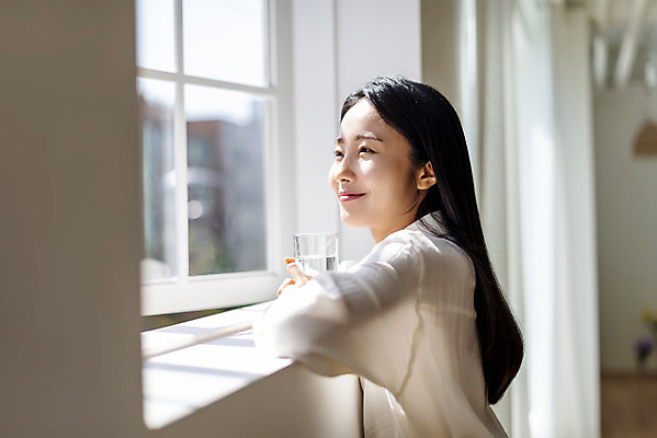 포토 JPG 주간 우먼라이프 응시 여자 창문 휴식 실내 한명 미소 상반신 20대 성인 옆모습 아웃포커스 뷰티 기댐 한국인 창가 의료성형뷰티 싱글라이프 성인여자한명만 국내포토 자연요소 1 라이프스타일 시선 뷰포인트 컨셉 모션 촬영기법 표정 사람 동양인 청년 내부 여자한명만 성인여자만 파일형식