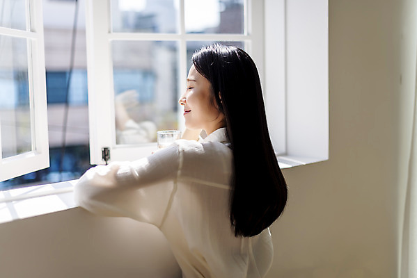 포토 JPG 주간 우먼라이프 여자 창문 휴식 실내 한명 미소 상반신 20대 성인 뒷모습 아웃포커스 뷰티 눈감음 기댐 한국인 창가 의료성형뷰티 싱글라이프 성인여자한명만 국내포토 자연요소 1 라이프스타일 뷰포인트 컨셉 모션 촬영기법 표정 사람 동양인 청년 내부 여자한명만 성인여자만 파일형식
