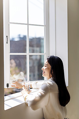 포토 JPG 주간 우먼라이프 응시 여자 창문 휴식 실내 한명 미소 상반신 20대 성인 뒷모습 뷰티 한국인 잡기 창가 물컵 의료성형뷰티 싱글라이프 성인여자한명만 국내포토 자연요소 1 라이프스타일 시선 뷰포인트 컨셉 모션 표정 사람 동양인 청년 내부 컵 여자한명만 성인여자만 파일형식