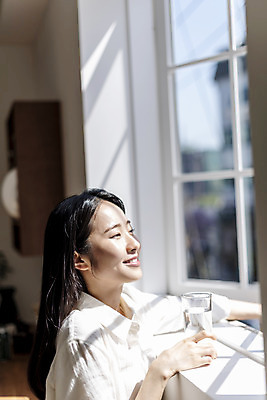 포토 JPG 주간 우먼라이프 응시 여자 창문 휴식 실내 한명 미소 상반신 20대 성인 옆모습 아웃포커스 뷰티 한국인 창가 물컵 의료성형뷰티 싱글라이프 성인여자한명만 국내포토 자연요소 1 라이프스타일 시선 뷰포인트 컨셉 촬영기법 표정 사람 동양인 청년 내부 컵 여자한명만 성인여자만 파일형식