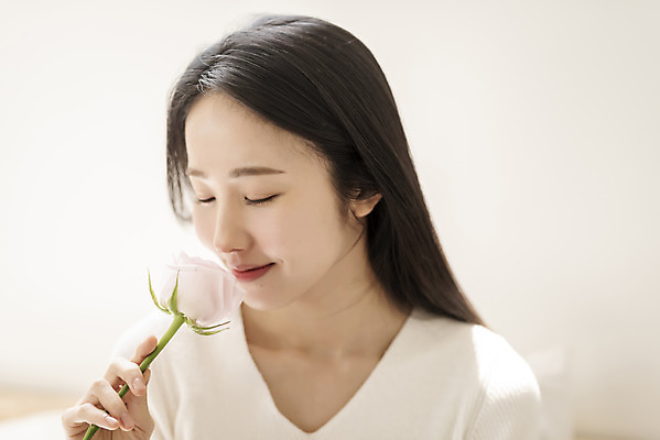 포토 JPG 우먼라이프 여자 휴식 실내 한명 들기 상반신 20대 성인 옆모습 뷰티 장미 눈감음 한국인 향기 의료성형뷰티 싱글라이프 성인여자한명만 국내포토 1 라이프스타일 꽃 뷰포인트 컨셉 모션 사람 동양인 청년 내부 냄새 여자한명만 성인여자만 파일형식