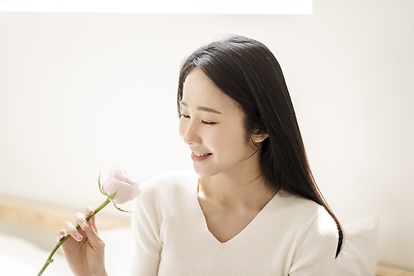 포토 JPG 우먼라이프 응시 여자 휴식 실내 한명 미소 들기 상반신 20대 성인 옆모습 아웃포커스 뷰티 장미 한국인 의료성형뷰티 싱글라이프 성인여자한명만 국내포토 1 라이프스타일 시선 꽃 뷰포인트 컨셉 모션 촬영기법 표정 사람 동양인 청년 내부 여자한명만 성인여자만 파일형식