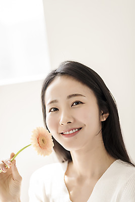 포토 JPG 우먼라이프 응시 여자 휴식 실내 한명 미소 들기 상반신 20대 성인 앞모습 뷰티 한국인 거베라 의료성형뷰티 싱글라이프 성인여자한명만 국내포토 1 라이프스타일 시선 꽃 뷰포인트 컨셉 모션 표정 사람 동양인 청년 내부 여자한명만 성인여자만 파일형식