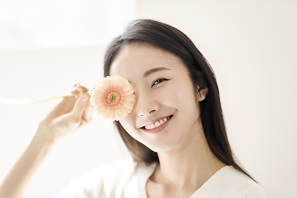 포토 JPG 우먼라이프 응시 여자 휴식 실내 한명 미소 들기 상반신 20대 성인 앞모습 뷰티 한국인 눈가림 거베라 의료성형뷰티 싱글라이프 성인여자한명만 국내포토 1 라이프스타일 시선 꽃 뷰포인트 컨셉 모션 표정 사람 동양인 청년 내부 가림 여자한명만 성인여자만 파일형식