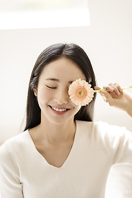포토 JPG 우먼라이프 여자 휴식 실내 한명 미소 들기 상반신 20대 성인 앞모습 뷰티 눈감음 한국인 눈가림 거베라 의료성형뷰티 싱글라이프 성인여자한명만 국내포토 1 라이프스타일 꽃 뷰포인트 컨셉 모션 표정 사람 동양인 청년 내부 가림 여자한명만 성인여자만 파일형식