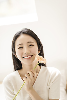 포토 JPG 우먼라이프 응시 여자 휴식 실내 한명 미소 들기 상반신 20대 성인 앞모습 뷰티 한국인 거베라 의료성형뷰티 싱글라이프 성인여자한명만 국내포토 1 라이프스타일 시선 꽃 뷰포인트 컨셉 모션 표정 사람 동양인 청년 내부 여자한명만 성인여자만 파일형식