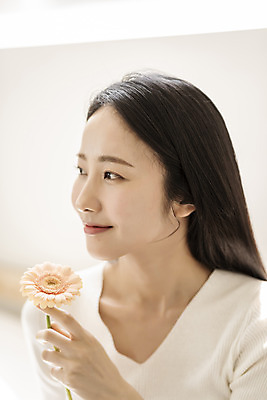 포토 JPG 우먼라이프 응시 여자 휴식 실내 한명 미소 들기 상반신 20대 성인 옆모습 뷰티 한국인 거베라 의료성형뷰티 싱글라이프 성인여자한명만 국내포토 1 라이프스타일 시선 꽃 뷰포인트 컨셉 모션 표정 사람 동양인 청년 내부 여자한명만 성인여자만 파일형식