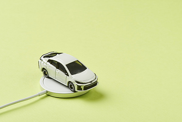 포토 JPG 스튜디오촬영 실내 사람없음 미니어처 그린에너지 친환경 자동차모형 전기자동차 전기충전 충전기 초록배경 무선충전 국내포토 백그라운드 자동차 내부 초록색 모형 환경 기계 에너지 충전 파일형식