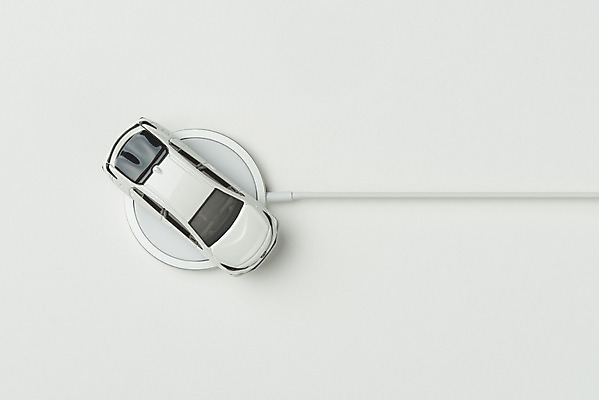 포토 JPG 스튜디오촬영 실내 사람없음 하이앵글 미니어처 흰색 그린에너지 흰배경 친환경 자동차모형 전기자동차 전기충전 충전기 무선충전 국내포토 뷰포인트 컬러 백그라운드 자동차 내부 모형 환경 기계 에너지 충전 파일형식