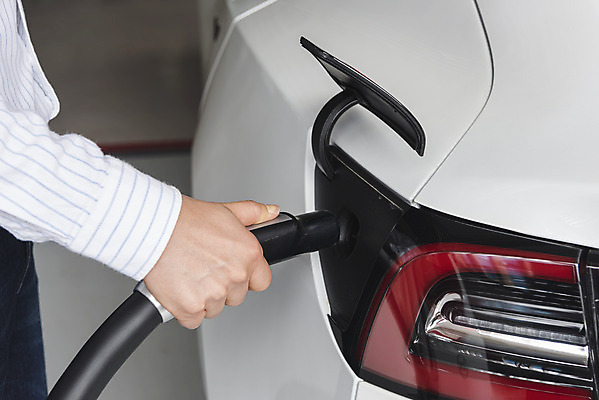 포토 JPG 주간 남자 한명 서기 상반신 20대 성인 야외 옆모습 한국인 잡기 그린에너지 친환경 주차장 전기자동차 전기충전 충전기 충전소 성인남자한명만 국내포토 자연요소 1 뷰포인트 모션 자동차 사람 동양인 청년 환경 기계 에너지 충전 남자한명만 성인남자만 파일형식