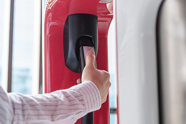 포토 JPG 주간 손 들기 야외 아웃포커스 신체부위 잡기 그린에너지 친환경 주차장 전기자동차 전기충전 충전기 충전소 국내포토 자연요소 모션 자동차 촬영기법 사람 환경 기계 에너지 충전 파일형식