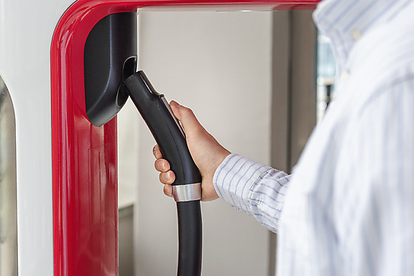 포토 JPG 주간 남자 한명 들기 상반신 20대 성인 야외 옆모습 한국인 잡기 그린에너지 친환경 주차장 전기자동차 전기충전 충전기 충전소 성인남자한명만 국내포토 자연요소 1 뷰포인트 모션 자동차 사람 동양인 청년 환경 기계 에너지 충전 남자한명만 성인남자만 파일형식