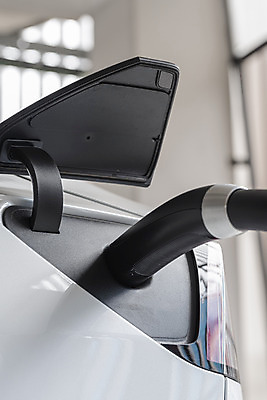 포토 JPG 주간 근접촬영 사람없음 야외 아웃포커스 그린에너지 친환경 주차장 전기자동차 전기충전 충전기 충전소 국내포토 자연요소 뷰포인트 자동차 촬영기법 환경 기계 에너지 충전 파일형식