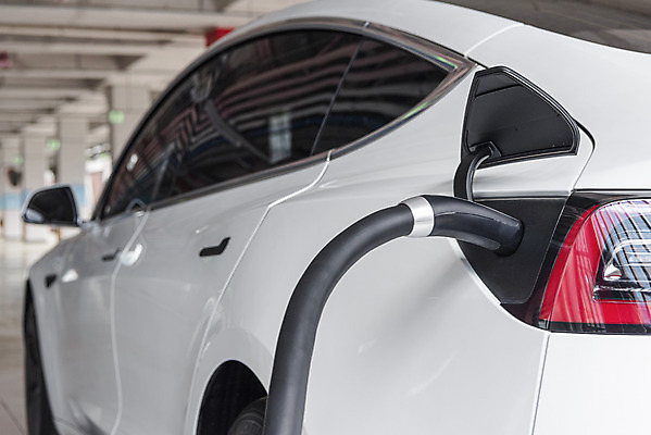 포토 JPG 주간 사람없음 야외 그린에너지 친환경 주차장 전기자동차 전기충전 충전기 충전소 국내포토 자연요소 자동차 환경 기계 에너지 충전 파일형식