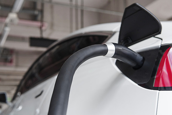 포토 JPG 주간 근접촬영 사람없음 야외 아웃포커스 그린에너지 친환경 주차장 전기자동차 전기충전 충전기 충전소 국내포토 자연요소 뷰포인트 자동차 촬영기법 환경 기계 에너지 충전 파일형식