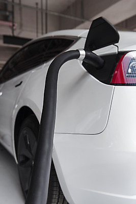 포토 JPG 주간 로우앵글 사람없음 야외 그린에너지 친환경 주차장 전기자동차 전기충전 충전기 충전소 국내포토 자연요소 뷰포인트 자동차 환경 기계 에너지 충전 파일형식