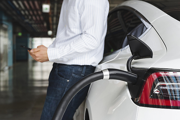 포토 JPG 주간 남자 한명 들기 상반신 20대 성인 야외 옆모습 아웃포커스 스마트폰 기댐 한국인 기다림 그린에너지 친환경 주차장 전기자동차 전기충전 충전기 충전소 성인남자한명만 국내포토 자연요소 1 뷰포인트 모션 자동차 촬영기법 사람 동양인 청년 핸드폰 스마트기기 환경 기계 에너지 충전 남자한명만 성인남자만 파일형식