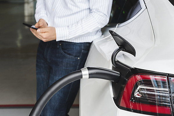 포토 JPG 주간 남자 한명 서기 들기 상반신 20대 성인 야외 옆모습 스마트폰 한국인 기다림 그린에너지 친환경 주차장 전기자동차 전기충전 충전기 충전소 성인남자한명만 국내포토 자연요소 1 뷰포인트 모션 자동차 사람 동양인 청년 핸드폰 스마트기기 환경 기계 에너지 충전 남자한명만 성인남자만 파일형식