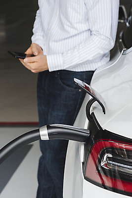 포토 JPG 주간 남자 한명 서기 들기 상반신 20대 성인 야외 옆모습 스마트폰 한국인 기다림 그린에너지 친환경 주차장 전기자동차 전기충전 충전기 충전소 성인남자한명만 국내포토 자연요소 1 뷰포인트 모션 자동차 사람 동양인 청년 핸드폰 스마트기기 환경 기계 에너지 충전 남자한명만 성인남자만 파일형식