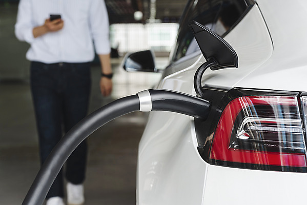 포토 JPG 주간 남자 한명 들기 상반신 20대 성인 야외 앞모습 아웃포커스 스마트폰 한국인 그린에너지 친환경 주차장 전기자동차 전기충전 충전기 충전소 성인남자한명만 국내포토 자연요소 1 뷰포인트 모션 자동차 촬영기법 사람 동양인 청년 핸드폰 스마트기기 환경 기계 에너지 충전 남자한명만 성인남자만 파일형식