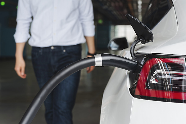 포토 JPG 주간 남자 한명 상반신 20대 성인 야외 앞모습 아웃포커스 걷기 한국인 그린에너지 친환경 주차장 전기자동차 전기충전 충전기 충전소 성인남자한명만 국내포토 자연요소 1 뷰포인트 모션 자동차 촬영기법 사람 동양인 청년 환경 기계 에너지 충전 남자한명만 성인남자만 파일형식