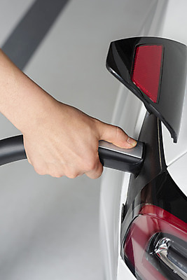 포토 JPG 주간 손 야외 아웃포커스 신체부위 잡기 그린에너지 친환경 주차장 전기자동차 전기충전 충전기 충전소 국내포토 자연요소 모션 자동차 촬영기법 사람 환경 기계 에너지 충전 파일형식