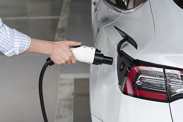 포토 JPG 주간 손 들기 야외 신체부위 그린에너지 친환경 주차장 전기자동차 전기충전 충전기 충전소 국내포토 자연요소 모션 자동차 사람 환경 기계 에너지 충전 파일형식