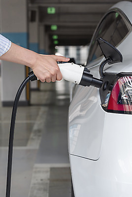 포토 JPG 주간 손 들기 야외 아웃포커스 신체부위 그린에너지 친환경 주차장 전기자동차 전기충전 충전기 충전소 국내포토 자연요소 모션 자동차 촬영기법 사람 환경 기계 에너지 충전 파일형식