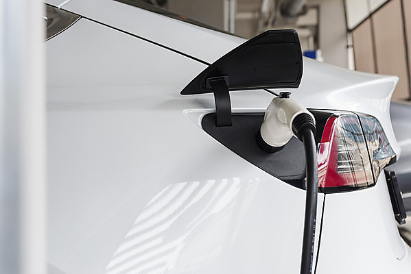 포토 JPG 주간 사람없음 야외 그린에너지 친환경 주차장 전기자동차 전기충전 충전기 충전소 국내포토 자연요소 자동차 환경 기계 에너지 충전 파일형식