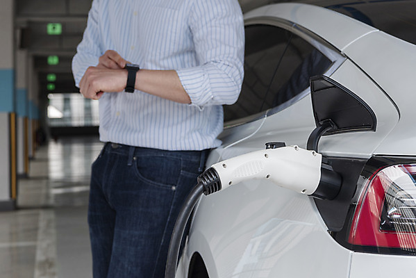 포토 JPG 주간 남자 한명 서기 상반신 20대 성인 야외 옆모습 기댐 한국인 기다림 그린에너지 친환경 주차장 시계보기 전기자동차 전기충전 충전기 충전소 스마트워치 성인남자한명만 국내포토 자연요소 1 뷰포인트 모션 자동차 사람 동양인 청년 스마트기기 환경 기계 에너지 충전 웨어러블 남자한명만 성인남자만 파일형식